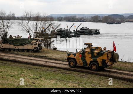 Korzeniewo, Polen am 4. März 2024. NATO-Soldaten unter der Flagge Turkiye üben während der Dragon-24-Übung der NATO, einem Teil der großen, standhaften Defender-24-Übung, die Fähigkeit aus, gepanzerte Fahrzeuge durch die Weichsel auf Fähren zu überqueren. An den standhaften Defender-2-Übungen, die hauptsächlich in Mitteleuropa stattfinden werden, werden rund 90.000 Soldaten aus allen NATO-Ländern sowie Schweden teilnehmen. Ihr Ziel ist es, gegen Aggressionen Verteidigungsfähigkeiten abzuschrecken und zu präsentieren. Stockfoto