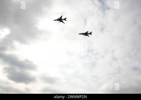Korzeniewo, Polen am 4. März 2024. Die SU22 fliegen, während NATO-Soldaten während der Dragon-24-Übung der NATO, die Teil der großen, standhaften Defender-24-Übung ist, die Fähigkeit ausüben, gepanzerte Fahrzeuge durch die Weichsel zu überqueren. An den standhaften Defender-2-Übungen, die hauptsächlich in Mitteleuropa stattfinden werden, werden rund 90.000 Soldaten aus allen NATO-Ländern sowie Schweden teilnehmen. Ihr Ziel ist es, gegen Aggressionen Verteidigungsfähigkeiten abzuschrecken und zu präsentieren. Stockfoto