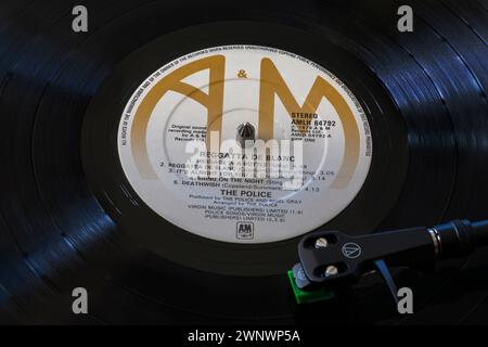 Police Reggatta de Blanc (White Reggae) Vinyl-Album-LP mit Tonarm, Kartusche, Kopfschale und Stift auf Plattenspieler - 1979 Stockfoto