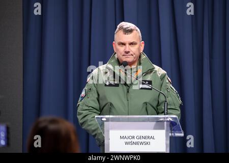 Korzeniewo, Polen am 4. März 2024. Generalmajor Wisniewski spricht während einer Pressekonferenz während der Dragon-24-Übung der NATO, die Teil der großen, standhaften Defender-24-Übung ist. An den standhaften Defender-2-Übungen, die hauptsächlich in Mitteleuropa stattfinden werden, werden rund 90.000 Soldaten aus allen NATO-Ländern sowie Schweden teilnehmen. Ihr Ziel ist es, Verteidigungsfähigkeiten gegen Aggressionen abzuschrecken und zu präsentieren. Stockfoto