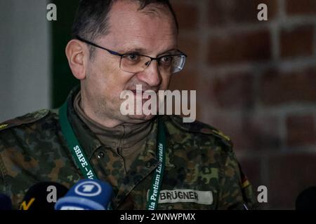 Korzeniewo, Polen am 4. März 2024. General Gunnar Brügner spricht während eines Pressebruchs während der Dragon-24-Übung der NATO, einem Teil der standhaften Defender-24-Übung. An den standhaften Defender-2-Übungen, die hauptsächlich in Mitteleuropa stattfinden werden, werden rund 90.000 Soldaten aus allen NATO-Ländern sowie Schweden teilnehmen. Ihr Ziel ist es, Verteidigungsfähigkeiten gegen Aggressionen abzuschrecken und zu präsentieren. Stockfoto