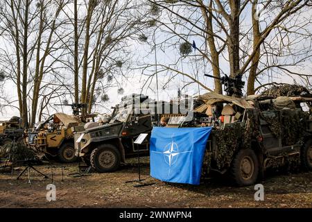 Korzeniewo, Polen am 4. März 2024. NATO-Soldaten präsentieren bewaffnete Fahrzeuge während der Dragon-24-Übung der NATO, die Teil der großen, standhaften Defender-24-Übung ist. An den standhaften Defender-2-Übungen, die hauptsächlich in Mitteleuropa stattfinden werden, werden rund 90.000 Soldaten aus allen NATO-Ländern sowie Schweden teilnehmen. Ihr Ziel ist es, Verteidigungsfähigkeiten gegen Aggressionen abzuschrecken und zu präsentieren. Stockfoto