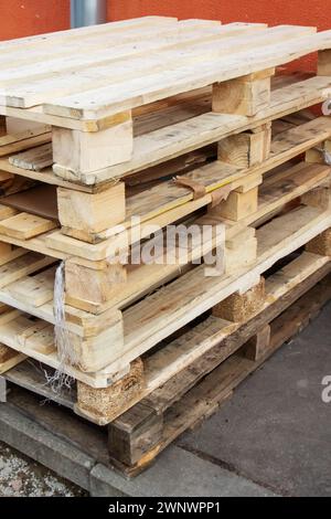 Holzpaletten an der Wand des Lagers Stockfoto