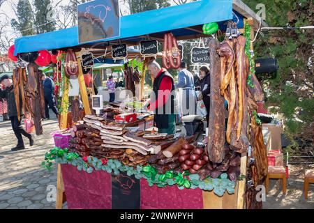 Serbische traditionell hergestellte und rauchgetrocknete Würstchen auf einem Bauernmarkt im Dorf Kacarevo, jährliches Festival mit Gastro-Speck und Trockenfleischprodukten Stockfoto
