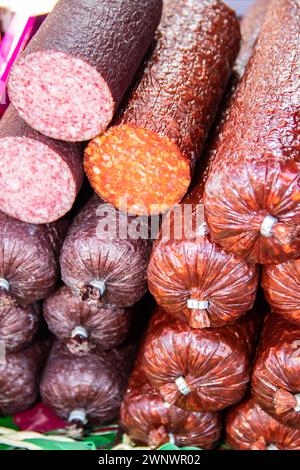 Serbische traditionell hergestellte und rauchgetrocknete Würstchen auf einem Bauernmarkt im Dorf Kacarevo, jährliches Festival mit Gastro-Speck und Trockenfleischprodukten Stockfoto