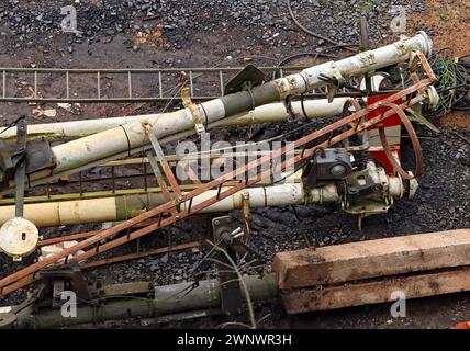 Redundante und ersetzte Eisenbahnsemaphorsignale, die kürzlich im Rahmen der Modernisierung eines als Schrotthaufen liegenden Bahnübergangs entfernt wurden. Stockfoto