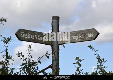 Schild für King Stone & King's Men Stone Circle und Whispering Knights bei Rollright Stones an der Grenze zu Oxfordshire und Warwickshire Stockfoto