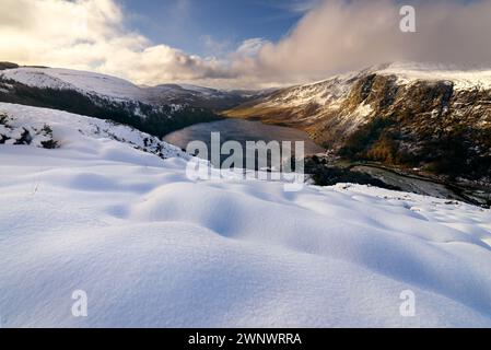 Snow Ireland - Lough Tay im Winter mit Blick auf die Wicklow Mountains Stockfoto