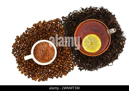 Eine Tasse Kaffee steht auf Kaffeebohnen und eine Tasse Tee auf losem Tee von oben, isolierter Hintergrund Stockfoto