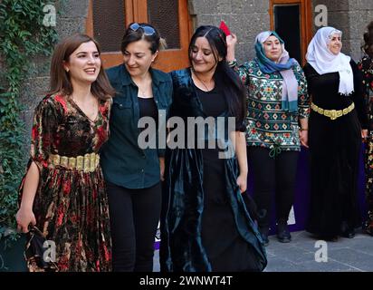 Diyarbakir, Türkei. März 2024. Kurdische Frauen in traditionellen Trachten, die während der Veranstaltung zu sehen sind. Die Menschen feiern vor dem 8. März den Internationalen Frauentag mit einer Zeremonie und einem Festival, das von der Rosa Women's Association in Diyarbakir organisiert wird. Kurdische Frauen nehmen an der Feier Teil, während sie zum Slogan „Jin, Jiyan, Azadi“ (Frauen, Leben, Freiheit) tanzen. Quelle: SOPA Images Limited/Alamy Live News Stockfoto