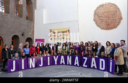 Diyarbakir, Türkei. März 2024. Kurdische Frauen versammeln sich während der Veranstaltung vor dem Slogan „Jin, Jiyan, Azadi“ (Frauen, Leben, Freiheit). Die Menschen feiern vor dem 8. März den Internationalen Frauentag mit einer Zeremonie und einem Festival, das von der Rosa Women's Association in Diyarbakir organisiert wird. Kurdische Frauen nehmen an der Feier Teil, während sie zum Slogan „Jin, Jiyan, Azadi“ (Frauen, Leben, Freiheit) tanzen. Quelle: SOPA Images Limited/Alamy Live News Stockfoto