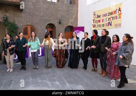 Diyarbakir, Türkei. März 2024. Kurdische Frauen in traditionellen Trachten singen und tanzen während der Veranstaltung. Die Menschen feiern vor dem 8. März den Internationalen Frauentag mit einer Zeremonie und einem Festival, das von der Rosa Women's Association in Diyarbakir organisiert wird. Kurdische Frauen nehmen an der Feier Teil, während sie zum Slogan „Jin, Jiyan, Azadi“ (Frauen, Leben, Freiheit) tanzen. (Foto: Mehmet Masum Suer/SOPA Images/SIPA USA) Credit: SIPA USA/Alamy Live News Stockfoto