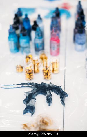 Handarbeit mit Epoxidharz und Pigmenten Stockfoto