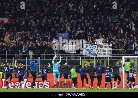 Mailand, Italien. Februar 2024. Italien, Mailand, 28. februar 2024: Spieler und Mitarbeiter feiern den Sieg und begrüßen die Fans am Ende des Fußballspiels FC Inter gegen Atalanta BC, Serie A 2023-2024 Recovery Day 21 im San Siro Stadium (Foto: © Fabrizio Andrea Bertani/Pacific Press via ZUMA Press Wire) NUR ZUR REDAKTIONELLEN VERWENDUNG! Nicht für kommerzielle ZWECKE! Stockfoto