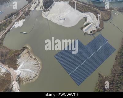 Drohnenansicht auf Solarpaneele auf dem Wasser. Steinbruch- und Sandgewinnung. Nachhaltige Innovationen. Stockfoto