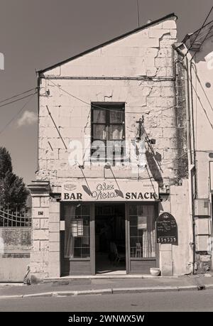 Europa, Frankreich, Centre-Val de Loire, Montrichard. Snackbar „Chez Victor“ in der Rue Victor Hugo Stockfoto