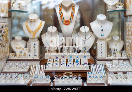 Ringe, Ketten und Ohrringe an einem Schaufenster. Stockfoto