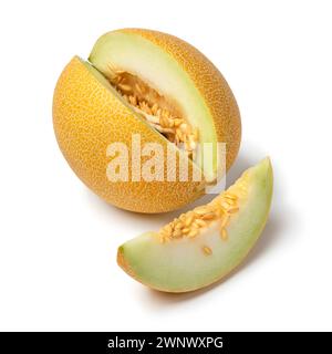 Frische süße reife saftige Galia Melone und ein Stück Nahaufnahme isoliert auf weißem Hintergrund Stockfoto