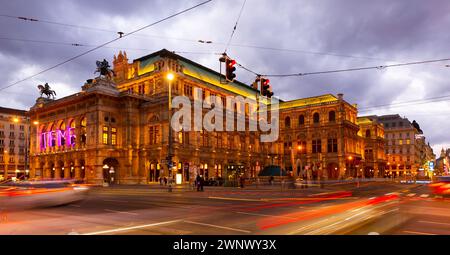 Abends Außenansicht der Wiener Staatsoper Stockfoto