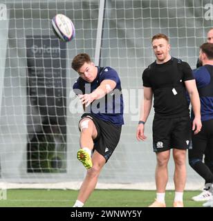 Oriam Sports Centre Edinburgh.Scotland.UK.4. März 24 Scotland Rugby Team Training Session, für das Auswärtsspiel gegen Italien . Scotlands Huw Jones, der Kyle Steyn während der Session ansieht Credit: eric mccowat/Alamy Live News Stockfoto