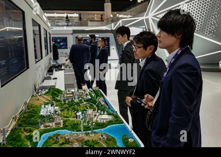 Barcelona, Spanien. Februar 2024. Die Teilnehmer besuchen den Huawei-Stand, der am größten auf der MWC Barcelona 2024 war. Mobile World Congress Barcelona 2024 schließt seine Türen nach einer erfolgreichen Ausgabe, an der mehr als 101.000 Personen teilnahmen. Hier können wir die KI hervorheben, Drohnen für den Transport von Menschen und Robotern. Smartphones haben in dieser Ausgabe an Bedeutung verloren, obwohl die großen Marken ihre neuesten Entwicklungen vorgestellt haben. Quelle: SOPA Images Limited/Alamy Live News Stockfoto