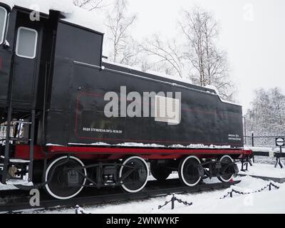 Retro-Zug. Die Lokomotive des 19. Frühen 20. Jahrhunderts. Vintage-Style. Schwarzer Zug mit roten Rädern. Stockfoto