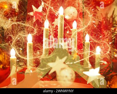 Lampe in Form von Kerzen. Skandinavisches Symbol willkommen. Festliche Weihnachten oder Silvester gemütliche Beleuchtung eines Hauses oder Apartments. Ein festliches Erlebnis Stockfoto