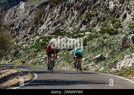 Junge und mittlere Erwachsene Freunde Radfahren auf der Rural Mountain Road, Alicante, Costa Blanca, Spanien – Stockfoto Stockfoto