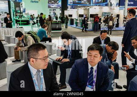 Barcelona, Spanien. Februar 2024. MWC Barcelona 2024 Teilnehmer machen eine Pause am Huawei-Stand. Mobile World Congress Barcelona 2024 schließt seine Türen nach einer erfolgreichen Ausgabe, an der mehr als 101.000 Personen teilnahmen. Hier können wir die KI hervorheben, Drohnen für den Transport von Menschen und Robotern. Smartphones haben in dieser Ausgabe an Bedeutung verloren, obwohl die großen Marken ihre neuesten Entwicklungen vorgestellt haben. (Foto: Pol Cartie/SOPA Images/SIPA USA) Credit: SIPA USA/Alamy Live News Stockfoto