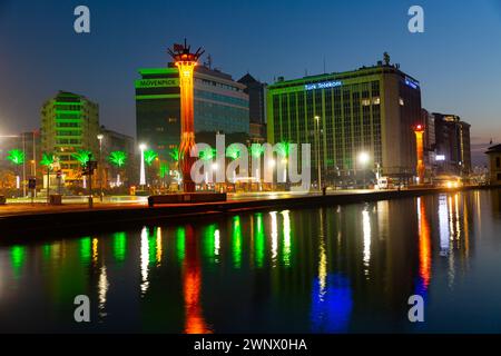 Farbenprächtiger Cumhuriyet-Platz am Ufer des Golfs von Izmir in der Abenddämmerung Stockfoto