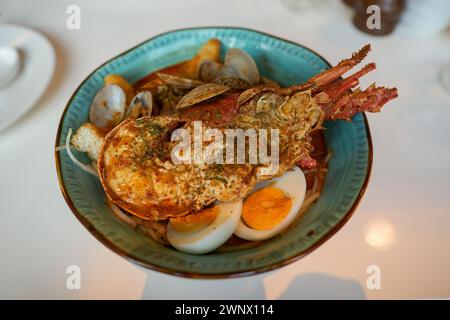 SINGAPUR - 05. NOVEMBER 2023: Nahaufnahme der Laksa im Restaurant Royale im Mercure Singapore Bugis. Stockfoto