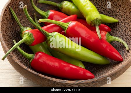 Eine Schüssel mit ganz frischen, rohen grünen und roten Paprika aus nächster Nähe Stockfoto