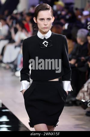 Paris, Frankreich. März 2024. Während der Paris Fashion Week am Montag, 4. März 2024, fährt ein Model während der Herbst-Winter-Show 2024/2025 von Shiatzy Chen auf den Catwalk. Foto: Maya Vidon-White/UPI Credit: UPI/Alamy Live News Stockfoto