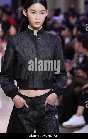 Paris, Frankreich. März 2024. Während der Paris Fashion Week am Montag, 4. März 2024, fährt ein Model während der Herbst-Winter-Show 2024/2025 von Shiatzy Chen auf den Catwalk. Foto: Maya Vidon-White/UPI Credit: UPI/Alamy Live News Stockfoto