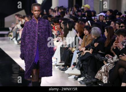 Paris, Frankreich. März 2024. Während der Paris Fashion Week am Montag, 4. März 2024, fährt ein Model während der Herbst-Winter-Show 2024/2025 von Shiatzy Chen auf den Catwalk. Foto: Maya Vidon-White/UPI Credit: UPI/Alamy Live News Stockfoto