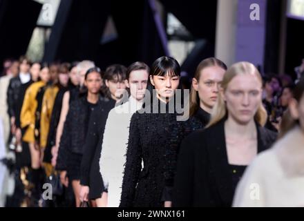 Paris, Frankreich. März 2024. Am Ende der Herbst-Winter-Show 2024/2025 von Shiatzy Chen während der Paris Fashion Week am Montag, 4. März 2024, gehen Models auf den Catwalk. Foto: Maya Vidon-White/UPI Credit: UPI/Alamy Live News Stockfoto