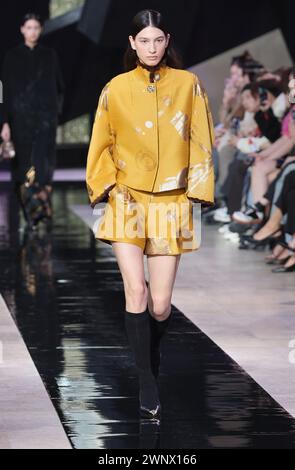 Paris, Frankreich. März 2024. Während der Paris Fashion Week am Montag, 4. März 2024, fährt ein Model während der Herbst-Winter-Show 2024/2025 von Shiatzy Chen auf den Catwalk. Foto: Maya Vidon-White/UPI Credit: UPI/Alamy Live News Stockfoto