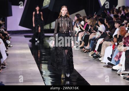 Paris, Frankreich. März 2024. Während der Paris Fashion Week am Montag, 4. März 2024, fährt ein Model während der Herbst-Winter-Show 2024/2025 von Shiatzy Chen auf den Catwalk. Foto: Maya Vidon-White/UPI Credit: UPI/Alamy Live News Stockfoto