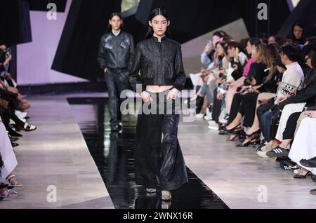 Paris, Frankreich. März 2024. Während der Paris Fashion Week am Montag, 4. März 2024, fährt ein Model während der Herbst-Winter-Show 2024/2025 von Shiatzy Chen auf den Catwalk. Foto: Maya Vidon-White/UPI Credit: UPI/Alamy Live News Stockfoto