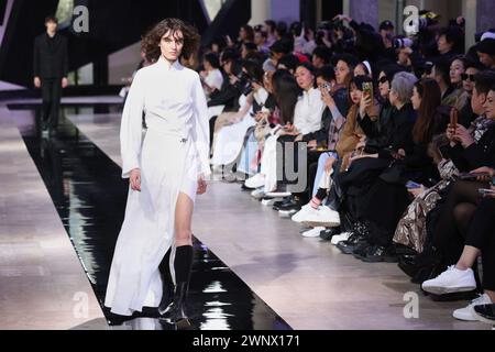 Paris, Frankreich. März 2024. Während der Paris Fashion Week am Montag, 4. März 2024, fährt ein Model während der Herbst-Winter-Show 2024/2025 von Shiatzy Chen auf den Catwalk. Foto: Maya Vidon-White/UPI Credit: UPI/Alamy Live News Stockfoto