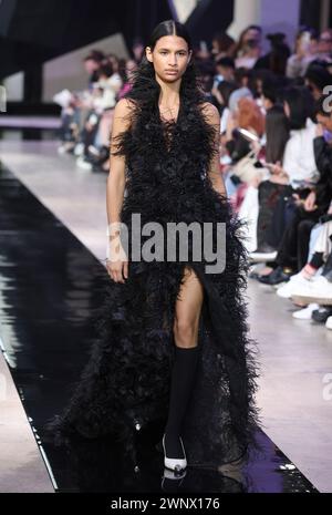 Paris, Frankreich. März 2024. Während der Paris Fashion Week am Montag, 4. März 2024, fährt ein Model während der Herbst-Winter-Show 2024/2025 von Shiatzy Chen auf den Catwalk. Foto: Maya Vidon-White/UPI Credit: UPI/Alamy Live News Stockfoto