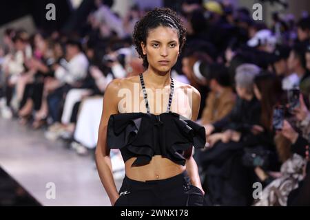 Paris, Frankreich. März 2024. Während der Paris Fashion Week am Montag, 4. März 2024, fährt ein Model während der Herbst-Winter-Show 2024/2025 von Shiatzy Chen auf den Catwalk. Foto: Maya Vidon-White/UPI Credit: UPI/Alamy Live News Stockfoto