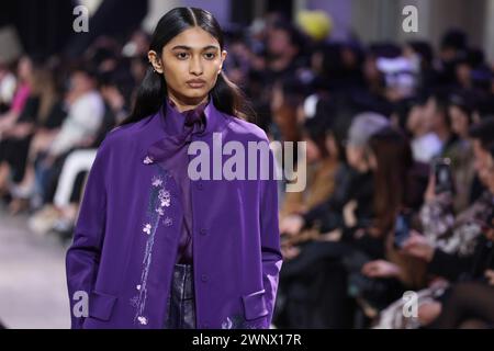 Paris, Frankreich. März 2024. Während der Paris Fashion Week am Montag, 4. März 2024, fährt ein Model während der Herbst-Winter-Show 2024/2025 von Shiatzy Chen auf den Catwalk. Foto: Maya Vidon-White/UPI Credit: UPI/Alamy Live News Stockfoto