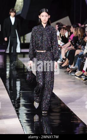 Paris, Frankreich. März 2024. Während der Paris Fashion Week am Montag, 4. März 2024, fährt ein Model während der Herbst-Winter-Show 2024/2025 von Shiatzy Chen auf den Catwalk. Foto: Maya Vidon-White/UPI Credit: UPI/Alamy Live News Stockfoto