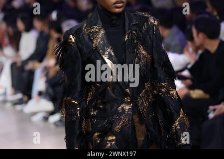 Paris, Frankreich. März 2024. Während der Paris Fashion Week am Montag, 4. März 2024, fährt ein Model während der Herbst-Winter-Show 2024/2025 von Shiatzy Chen auf den Catwalk. Foto: Maya Vidon-White/UPI Credit: UPI/Alamy Live News Stockfoto