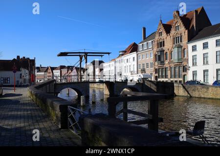 Brügge, Belgien - 27. Februar 2024 die Ter Duinenbrug oder Dünenbrücke – eine hölzerne Zugbrücke in Brügge. Das Haus mit dem Stufengiebel wurde von Architec erbaut Stockfoto