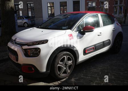 Brügge, Belgien - 27. Februar 2024 Ein weißer Citroën C3 aus Cambio Carsharing. Ein markantes Auto Stockfoto