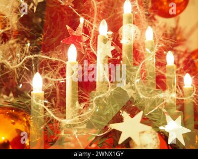 Lampe in Form von Kerzen. Skandinavisches Symbol willkommen. Festliche Weihnachten oder Silvester gemütliche Beleuchtung eines Hauses oder Apartments. Ein festliches Erlebnis Stockfoto