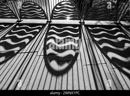 Schatten von einer Brücke in der späten Nachmittagssonne auf einer Brücke in Chippenham, Wiltshire Stockfoto