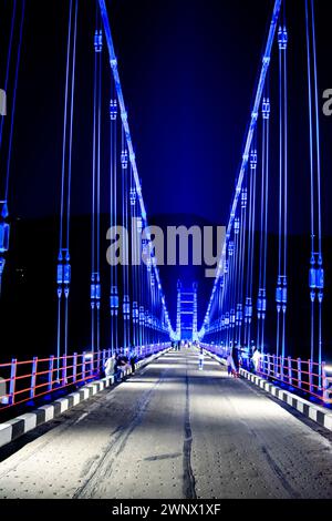 Farbenfrohe Dobra Chanti Hängebrücke über den Tehri See. Nachtblick auf die Dobra-Chanti-Brücke. Die 725 Meter lange Hängebrücke Dobra Chanti Stockfoto